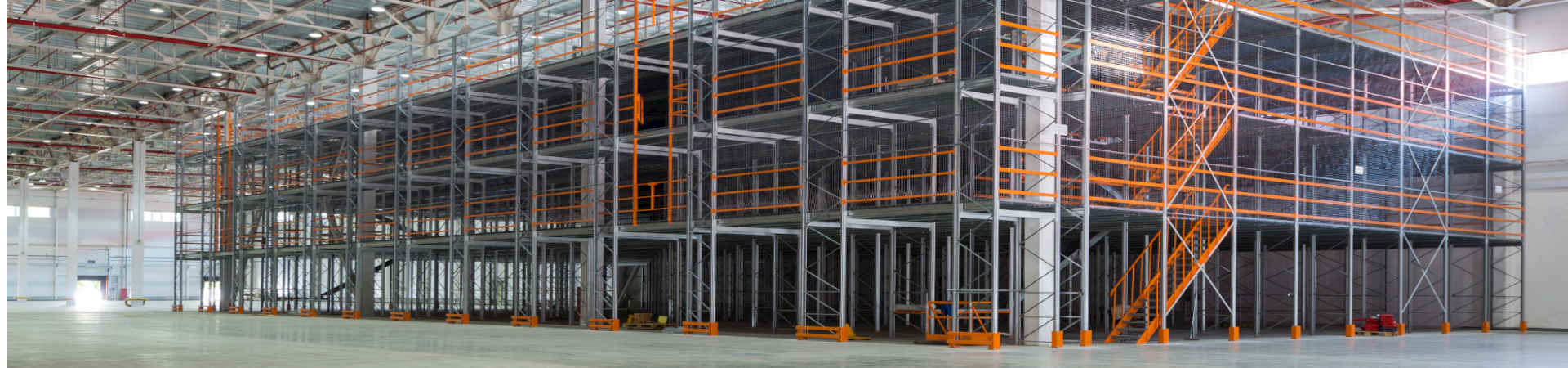 Piso intermediário em porta-paletes